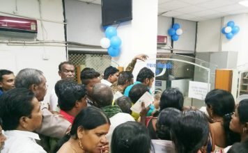 सुबह से लाइन में लग कर परेशान हो रहे ग्राहक / नही मिल रहा स्टेट बैंक से पैसा