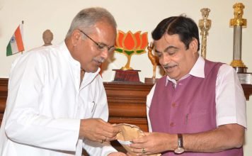 नितिन गडकरी से मुलाकात में सीएम भूपेश बघेल ने याद दिलाई घोषणा, केन्द्रीय मंत्री ने कहा जल्द करेंगे पूरा