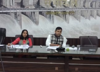 स्वास्थ्य सुविधाओं व सेवा गुणवत्ता में गिरावट बर्दाश्त नहीं की जाएगी: कलेक्टर