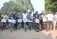 सायकल एक्सपीडिशन के साथ-साथ कुकरेल की छत्तीसगढ़िया मड़ई में रमे साइक्लिस्ट