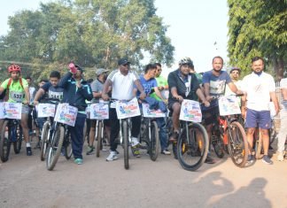 सायकल एक्सपीडिशन के साथ-साथ कुकरेल की छत्तीसगढ़िया मड़ई में रमे साइक्लिस्ट