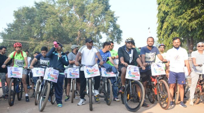 सायकल एक्सपीडिशन के साथ-साथ कुकरेल की छत्तीसगढ़िया मड़ई में रमे साइक्लिस्ट