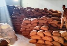 धमतरी के दो राइस मिलों में छापा मारकर धान व चावल जब्त किए गए