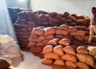 धमतरी के दो राइस मिलों में छापा मारकर धान व चावल जब्त किए गए