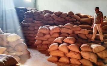 धमतरी के दो राइस मिलों में छापा मारकर धान व चावल जब्त किए गए