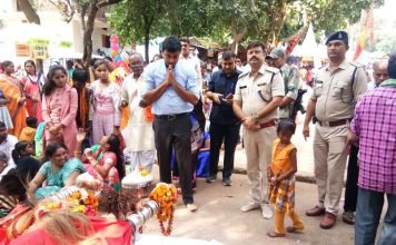 अंगारमोती मंदिर जाकर कलेक्टर-एसपी ने जिलावासियों की खुशहाली के लिए मांगा आशीर्वाद