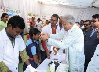 मुख्यमंत्री ने बच्चियों को पहनाया चश्मा