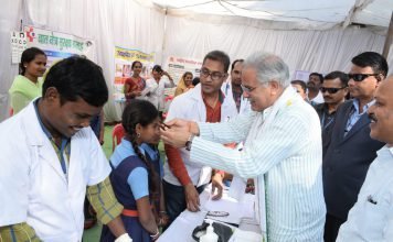 मुख्यमंत्री ने बच्चियों को पहनाया चश्मा