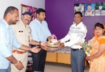 कलेक्टर-एसपी ने शहीदों व सेनानियों के परिजनों के घर जाकर भेंट किया गुलदस्ता व मुख्यमंत्री का संदेश