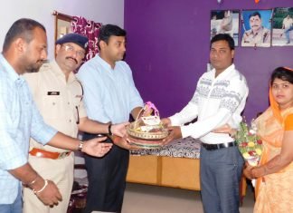 कलेक्टर-एसपी ने शहीदों व सेनानियों के परिजनों के घर जाकर भेंट किया गुलदस्ता व मुख्यमंत्री का संदेश