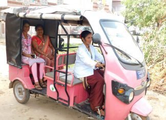 कभी 100 रू. रोजी में चलाते थे फावड़ा-तगाड़ी, अब ई-रिक्शा थामकर पूरे परिवार का उठा रहीं खर्च