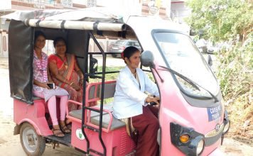 कभी 100 रू. रोजी में चलाते थे फावड़ा-तगाड़ी, अब ई-रिक्शा थामकर पूरे परिवार का उठा रहीं खर्च