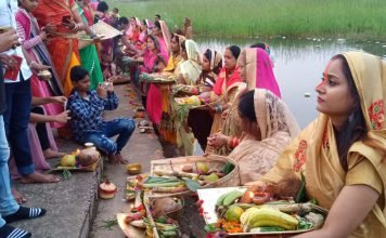 उदीयमान सूर्य को दिया अर्घ्य, की सुख-समृद्धि की कामना