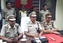 हाथी दांत की तस्कर चढ़े पुलिस के हत्थे पुलिस को बनना पड़ा ग्राहक इस अंदाज में पकड़ा तस्कर को