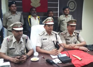 हाथी दांत की तस्कर चढ़े पुलिस के हत्थे पुलिस को बनना पड़ा ग्राहक इस अंदाज में पकड़ा तस्कर को