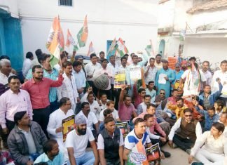 नगाड़े बजाकर कांग्रेसियों ने किया विरोध , घेरा सांसद निवास