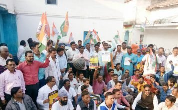 नगाड़े बजाकर कांग्रेसियों ने किया विरोध , घेरा सांसद निवास
