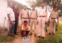 सांकरा रेलवे स्टेशन के समीप आरोपी से देशी मदिरा के 21 पाव बरामद, आबकारी विभाग की कार्रवाई