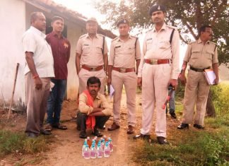 सांकरा रेलवे स्टेशन के समीप आरोपी से देशी मदिरा के 21 पाव बरामद, आबकारी विभाग की कार्रवाई