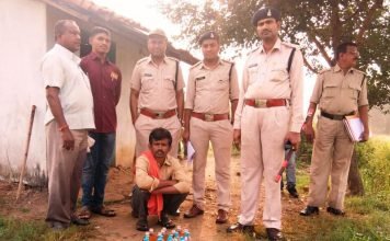 सांकरा रेलवे स्टेशन के समीप आरोपी से देशी मदिरा के 21 पाव बरामद, आबकारी विभाग की कार्रवाई