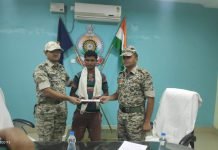 तीन लाख के इनामी नक्सली कमांडर ने किया आत्मसमर्पण
