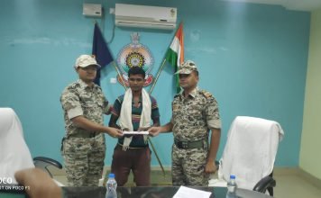 तीन लाख के इनामी नक्सली कमांडर ने किया आत्मसमर्पण