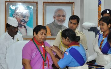 कोई भी इंसान धन-धान्य से नहीं, अपने आचार-व्यवहार से बड़ा होता है: राज्यपाल