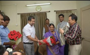 राज्यगीत के रचयिता डॉ. नरेन्द्र देव वर्मा की धर्मपत्नी श्रीमति तारा वर्मा को राज्य सरकार ने किया सम्मानित