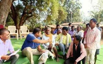 टायगर रिजर्व क्षेत्र के दुर्गम ग्रामों का दौरा कर कलेक्टर ने सुनी ग्रामीणों की समस्याएं