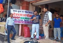 कलेक्टर ने किया केन्द्रों में उचित मूल्य पर प्याज विक्रय का निरीक्षण