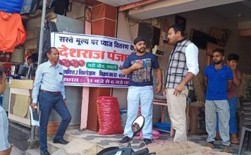 कलेक्टर ने किया केन्द्रों में उचित मूल्य पर प्याज विक्रय का निरीक्षण