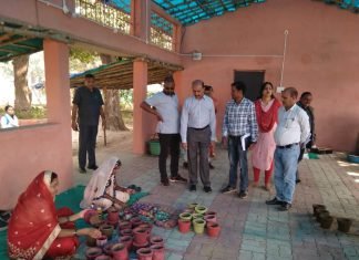 अधिकारी-कर्मचारी गांवों के विकास कार्यों को बढ़ावा दें: श्री सुब्रत साहू