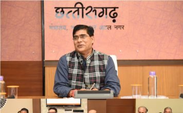ग्रामीण क्षेत्रों में पंचायत के योजनाओं के बेहतर क्रियान्वयन के लिए विभागीय अधिकारियों को मुख्य सचिव की बधाई