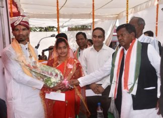 मुख्यमंत्री कन्या विवाह योजना उद्योग मंत्री श्री कवासी लखमा ने नवदंपत्तियों को दिया आशीर्वाद