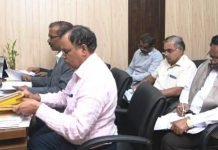 दो अधिकारियों को कारण बताओ नोटिस जारी करने के दिए निर्देश