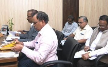 दो अधिकारियों को कारण बताओ नोटिस जारी करने के दिए निर्देश