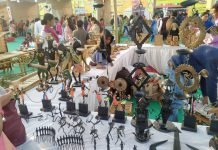 लौह, काष्ठ, माटी शिल्पों में है लोक जीवन के रंग शिल्पग्राम को मिल रही विदेशी मेहमानों की सराहना