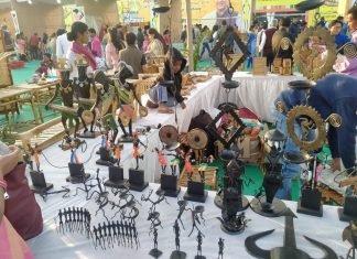 लौह, काष्ठ, माटी शिल्पों में है लोक जीवन के रंग शिल्पग्राम को मिल रही विदेशी मेहमानों की सराहना