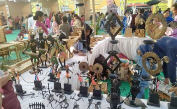 लौह, काष्ठ, माटी शिल्पों में है लोक जीवन के रंग शिल्पग्राम को मिल रही विदेशी मेहमानों की सराहना