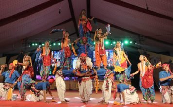 जम्मू कश्मीर के गुजर बकरवाल नृत्य ने दिया एकता और शांति का संदेश ओडिसा का सिंगारी नृत्य दर्शकों में भर दिया जोश