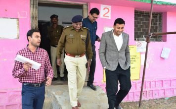 कलेक्टर एवं एसपी ने लिया मतदान केन्द्रों का लिया जायजा
