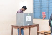 पार्षदों के निर्वाचन के लिए जिले के शहरी मतदान केन्द्रों में सुबह से लगा मतदाताओं का तांता