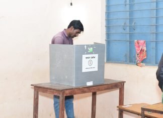 पार्षदों के निर्वाचन के लिए जिले के शहरी मतदान केन्द्रों में सुबह से लगा मतदाताओं का तांता