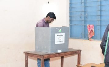 पार्षदों के निर्वाचन के लिए जिले के शहरी मतदान केन्द्रों में सुबह से लगा मतदाताओं का तांता