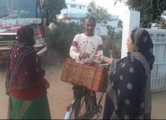 चुनाव प्रचार का अनुठा तरीका,काम और प्रचार साथ-साथ।