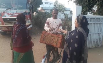 चुनाव प्रचार का अनुठा तरीका,काम और प्रचार साथ-साथ।