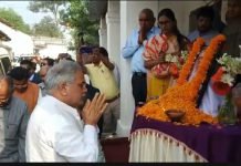 वरिष्ठ पत्रकार रविकांत कौशिक को श्रद्धांजलि अर्पित करने पहुंचे मुख्यमंत्री भूपेश बघेल