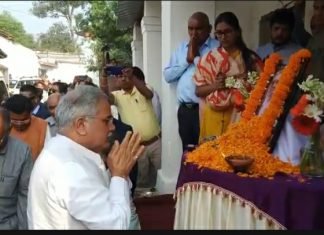 वरिष्ठ पत्रकार रविकांत कौशिक को श्रद्धांजलि अर्पित करने पहुंचे मुख्यमंत्री भूपेश बघेल