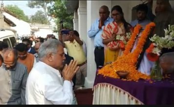 वरिष्ठ पत्रकार रविकांत कौशिक को श्रद्धांजलि अर्पित करने पहुंचे मुख्यमंत्री भूपेश बघेल