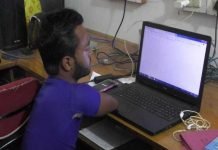 हाथ पैर के बिना पैदा हुआ था ये शख्स, काबिलियत के दम पर आज कंप्यूटर ऑपरेटर है